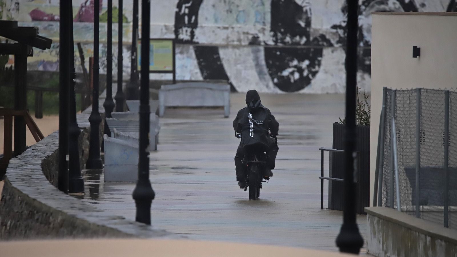 Un motorista bajo la lluvia en Tarifa.