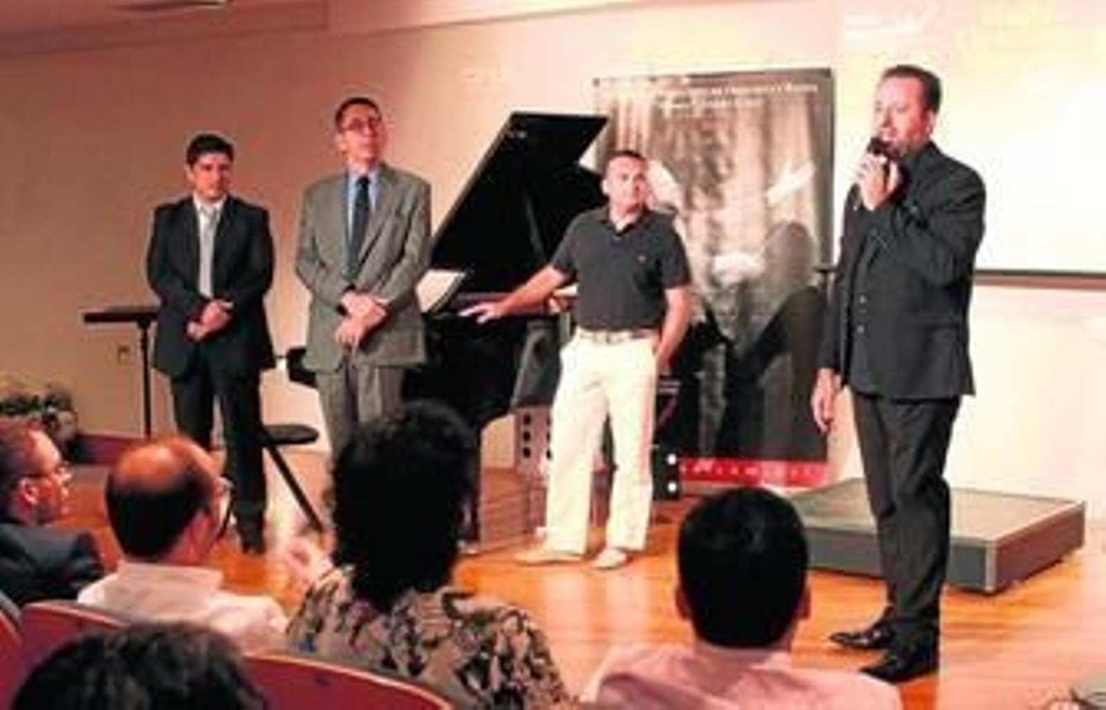 El director de la escuela, Francisco Navarro Lara, se dirige a los asistentes ante William Vergara, Hugo Guillermo Olivares y el mago Aurelio.