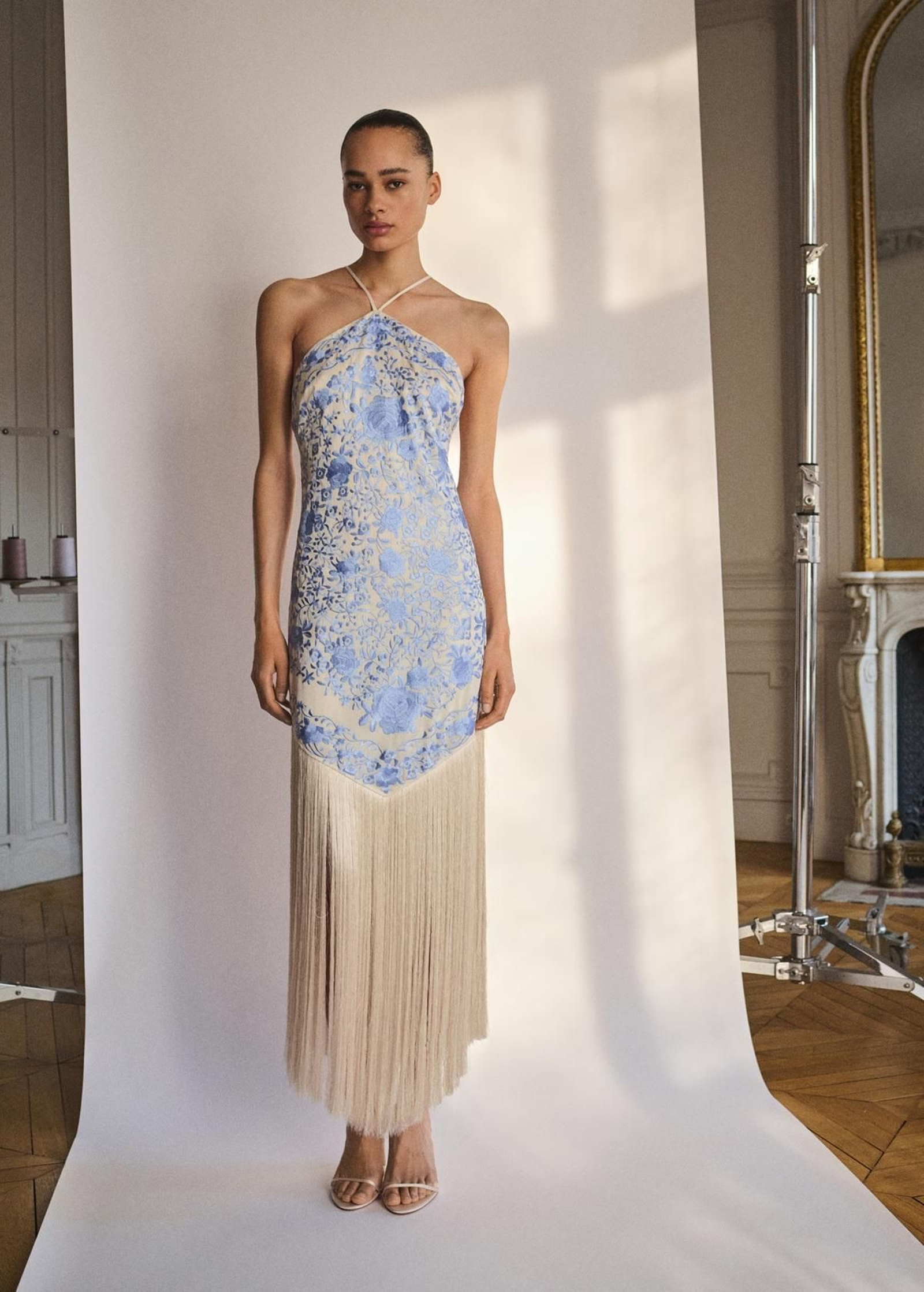 Vestido bordado y con flecos de Mango.