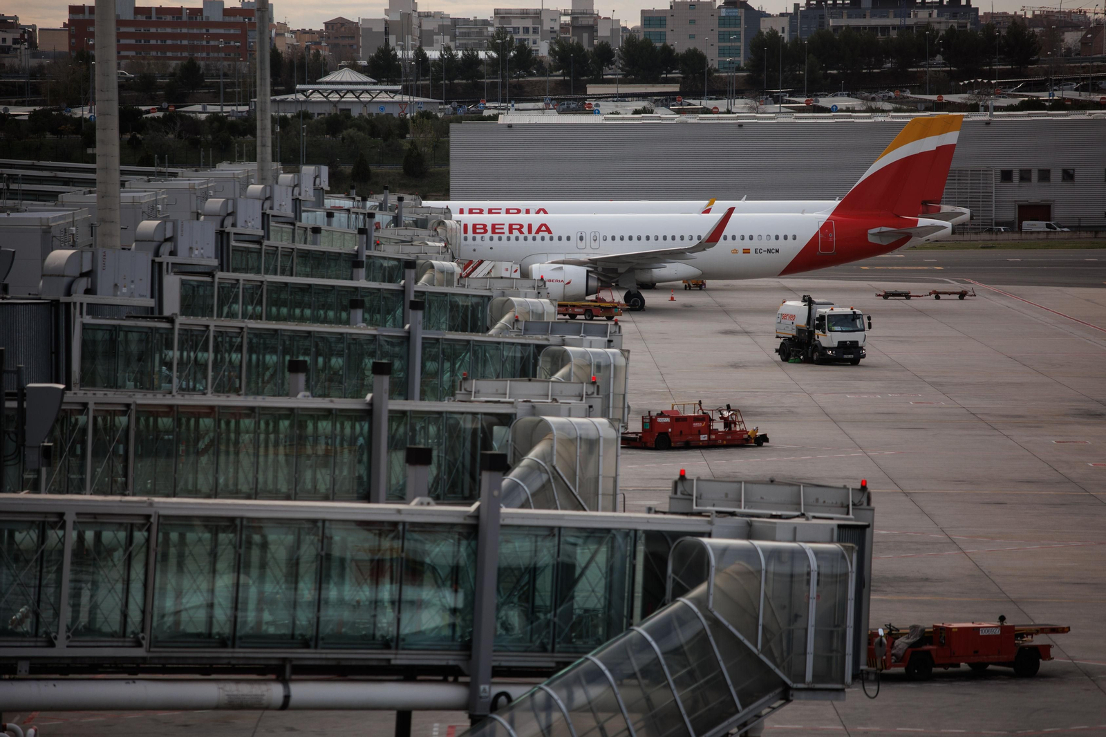 Dos aviones de la compañía aérea Iberia en la terminal 4 de Madrid-Barajas.