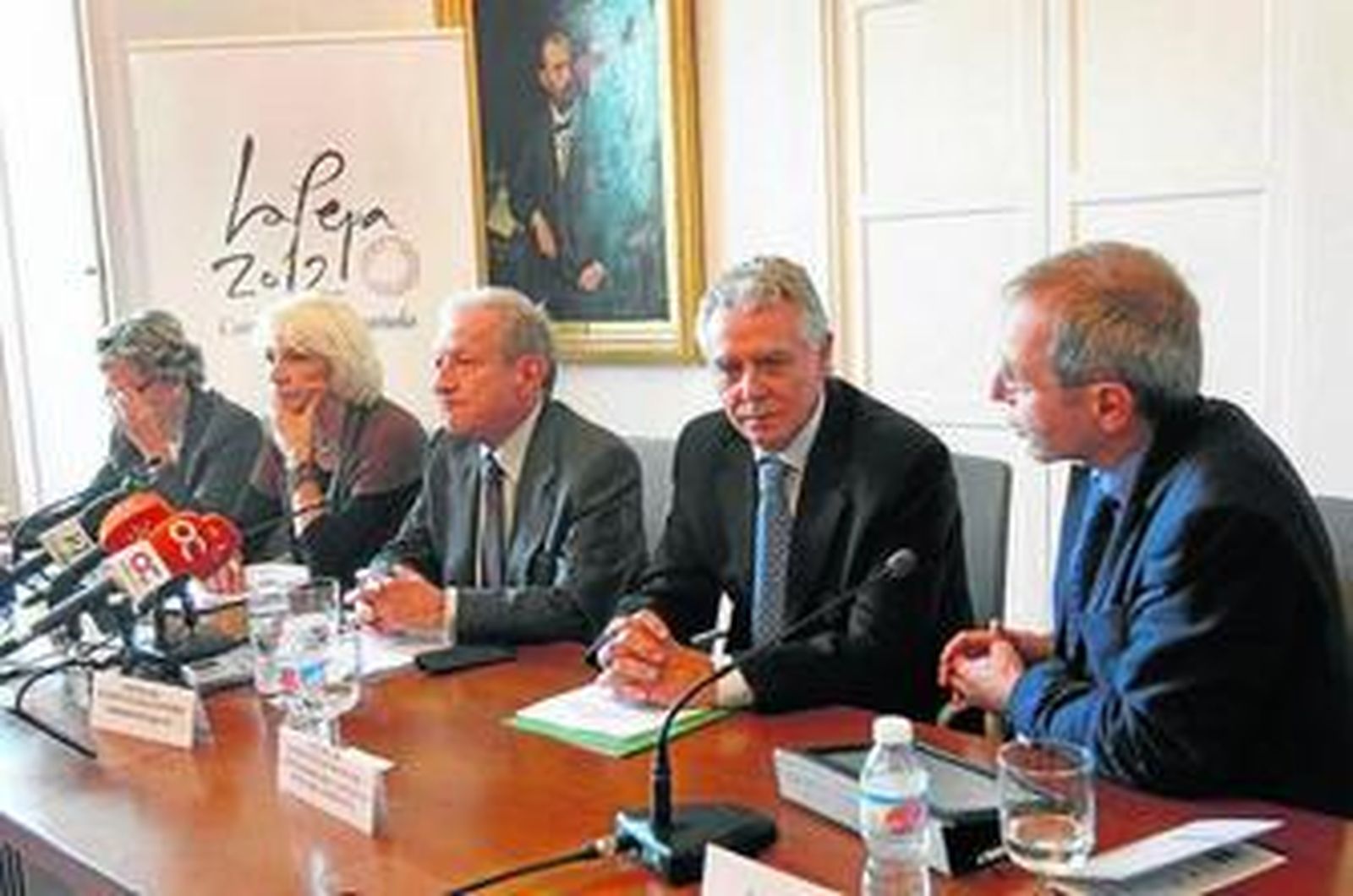 Rosario Otegui, Teófila Martínez, Pascual Sala, Francisco Menacho y Enric Fossas ayer en Cádiz.
