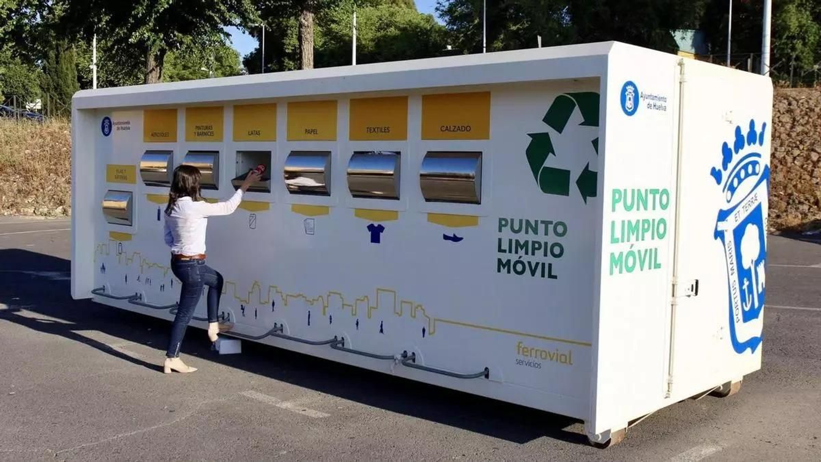 Una mujer recicla en el Punto Limpio Móvil.