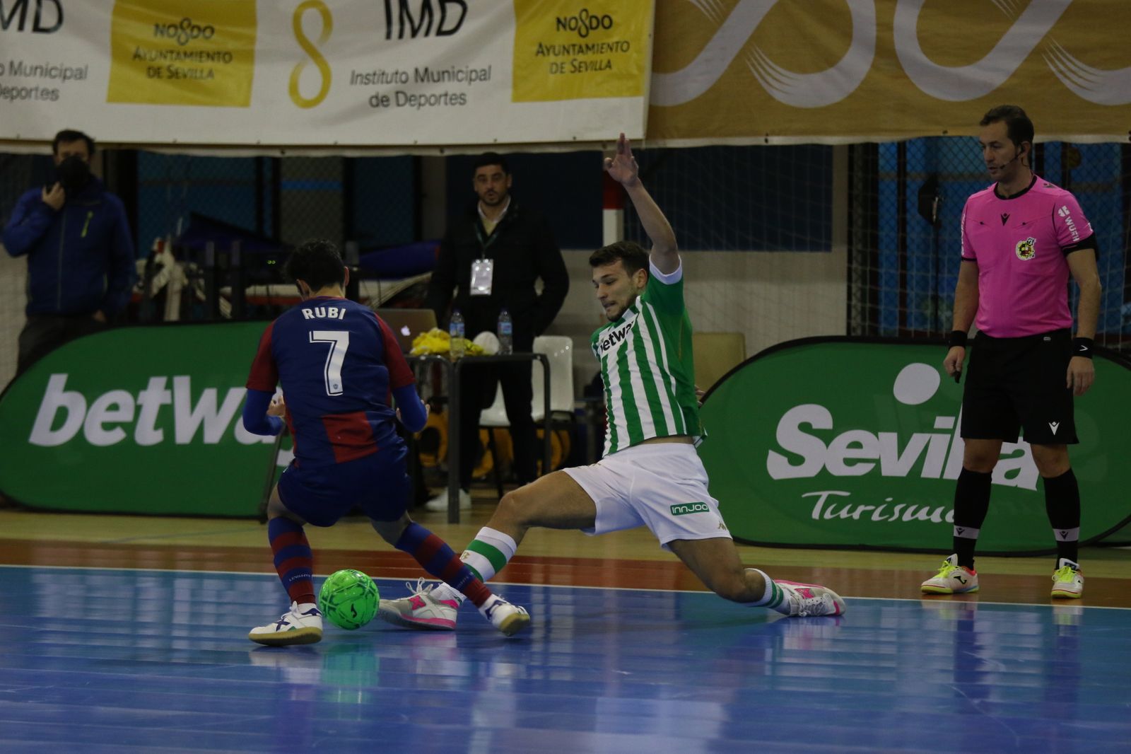 El bético Éric Pérez puja por el balón con el levantinista Rubi.