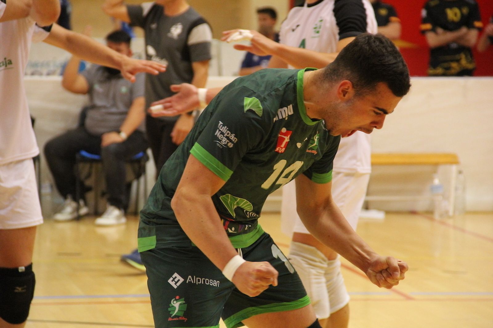 El líbero celebra un punto con el júnior