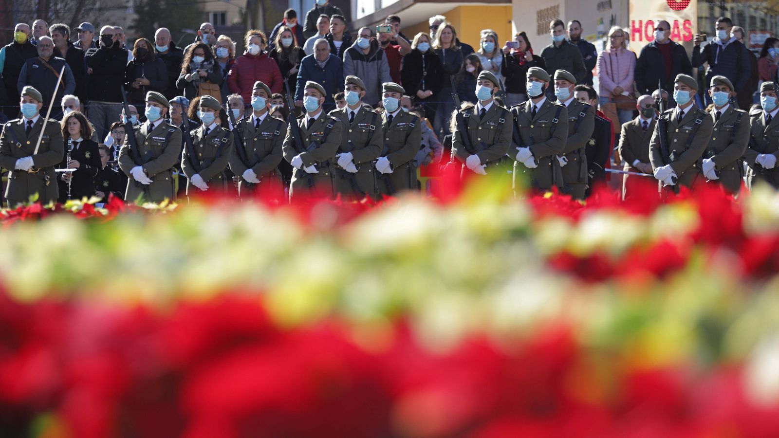 Fotos del izado de la bandera de España en La Línea