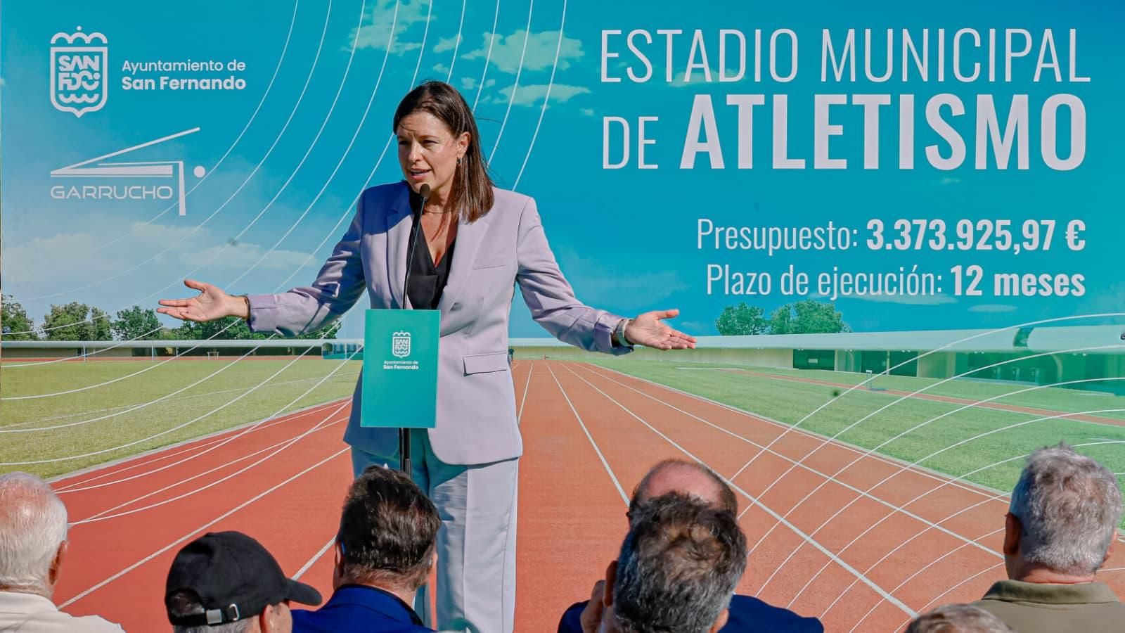 La alcaldesa de San Fernando, Patricia Cavada, durante el acto de inicio de las obras del estadio municipal de atletismo