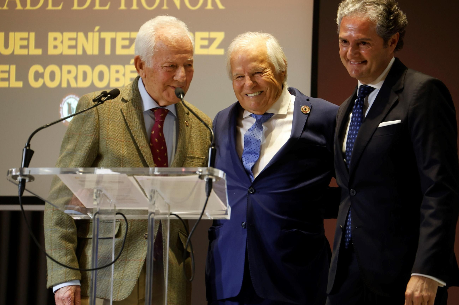 El Cordobés, cofrade de honor de la Cofradía Gastronómica del Rabo de Toro