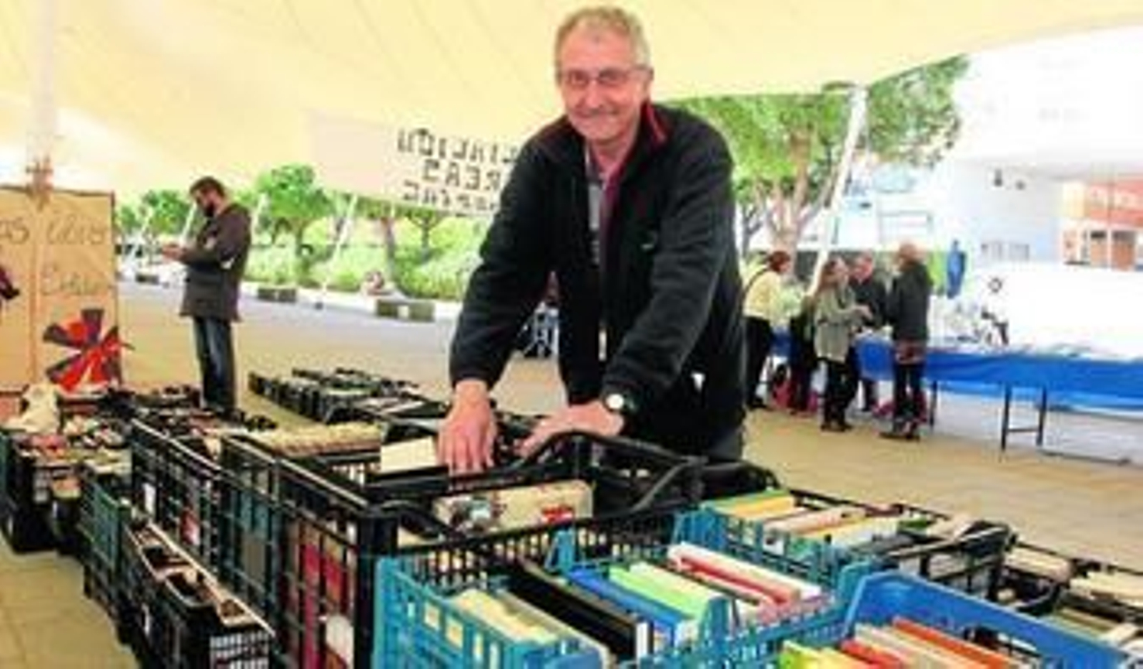 Nueva edición de El libro solidario en la avenida de Andalucía. En la imagen superior, Quini, portavoz de Tareas Solidarias. Nueva edición de El libro solidario en la avenida de Andalucía. En la imagen superior, Quini, portavoz de Tareas Solidarias.