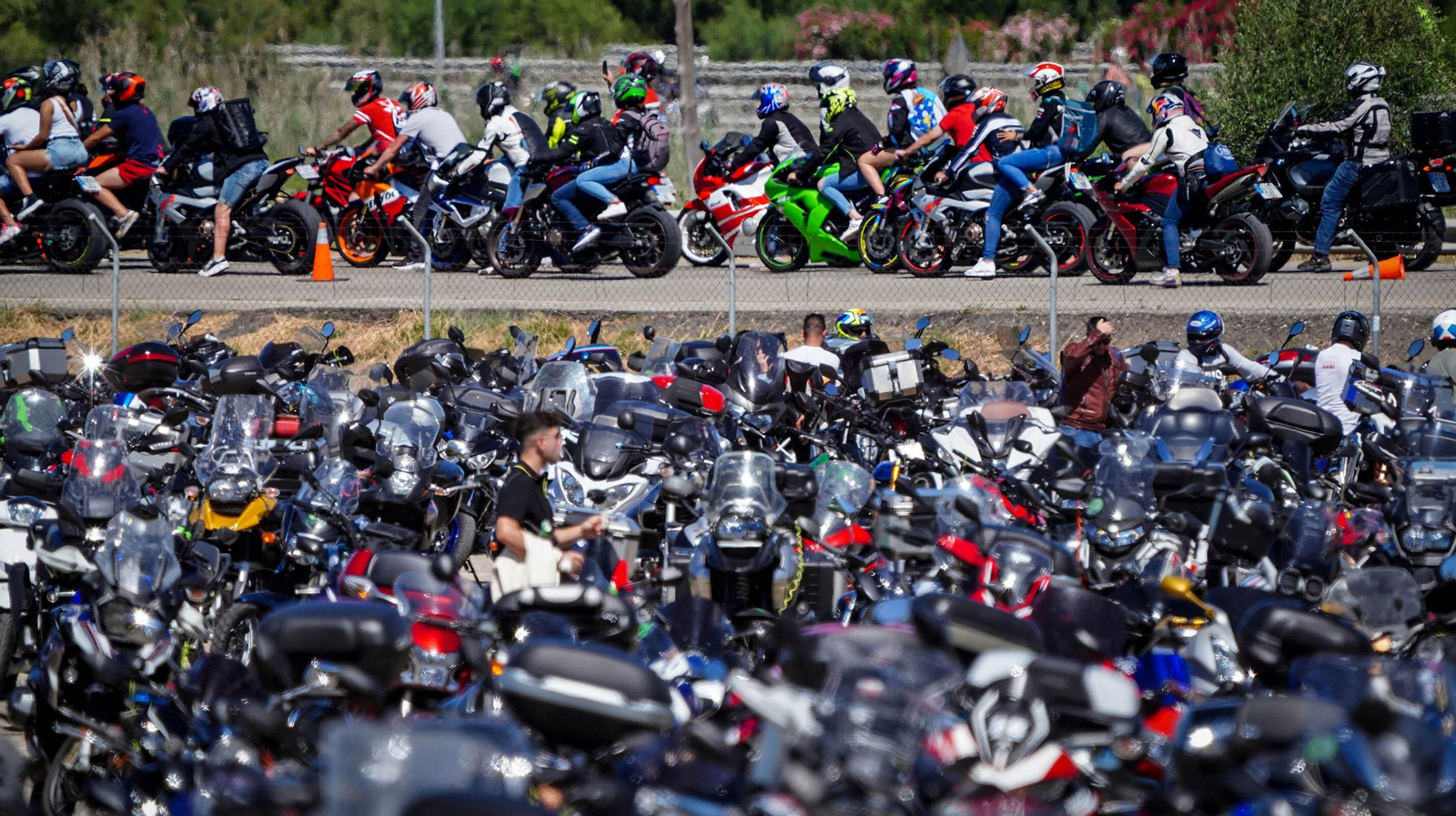 Muchas moteros acuden al Circuito Ángel Nieto de Jerez