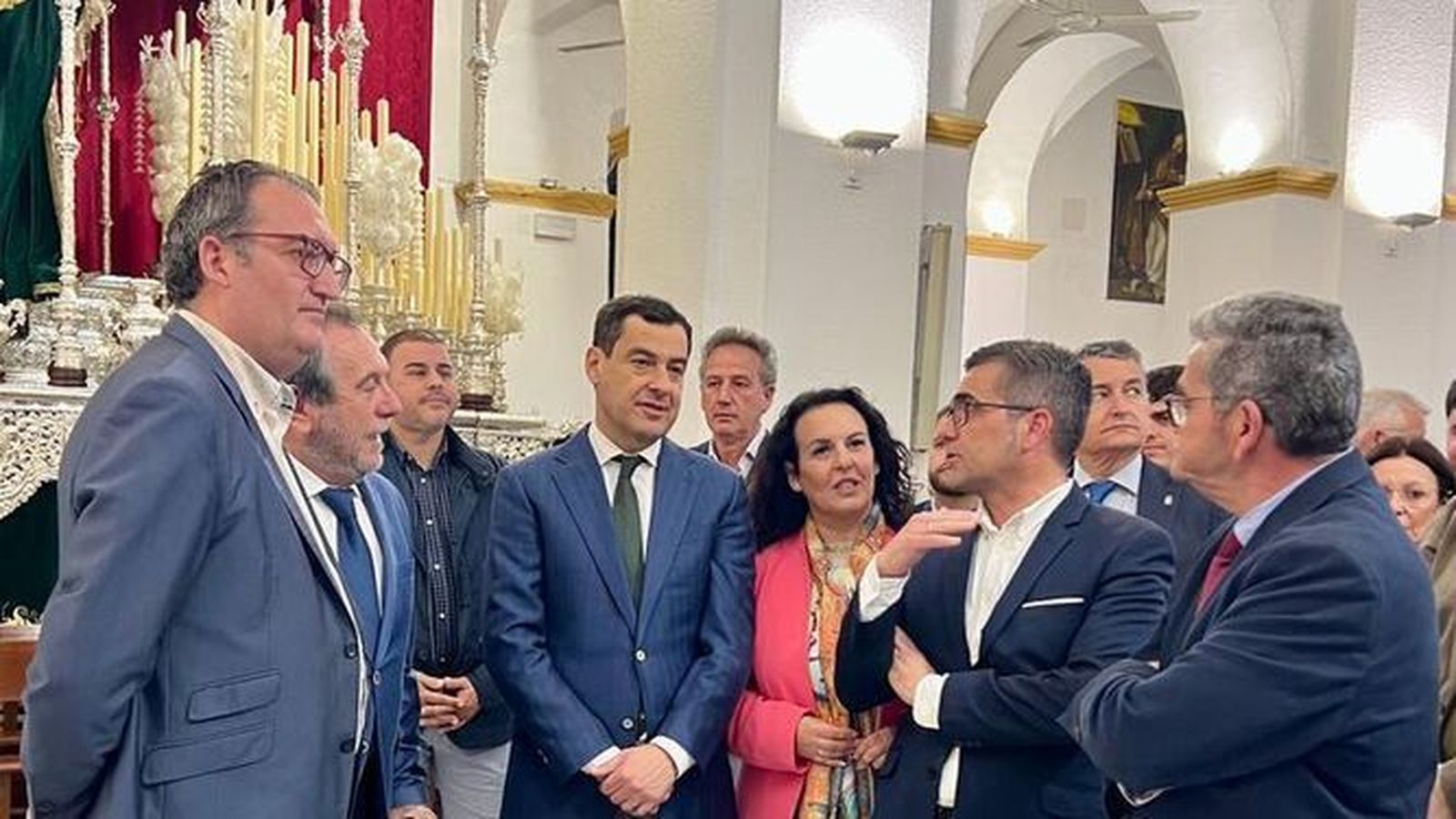 Juanma Moreno, durante su visita a la Iglesia de San Telmo.