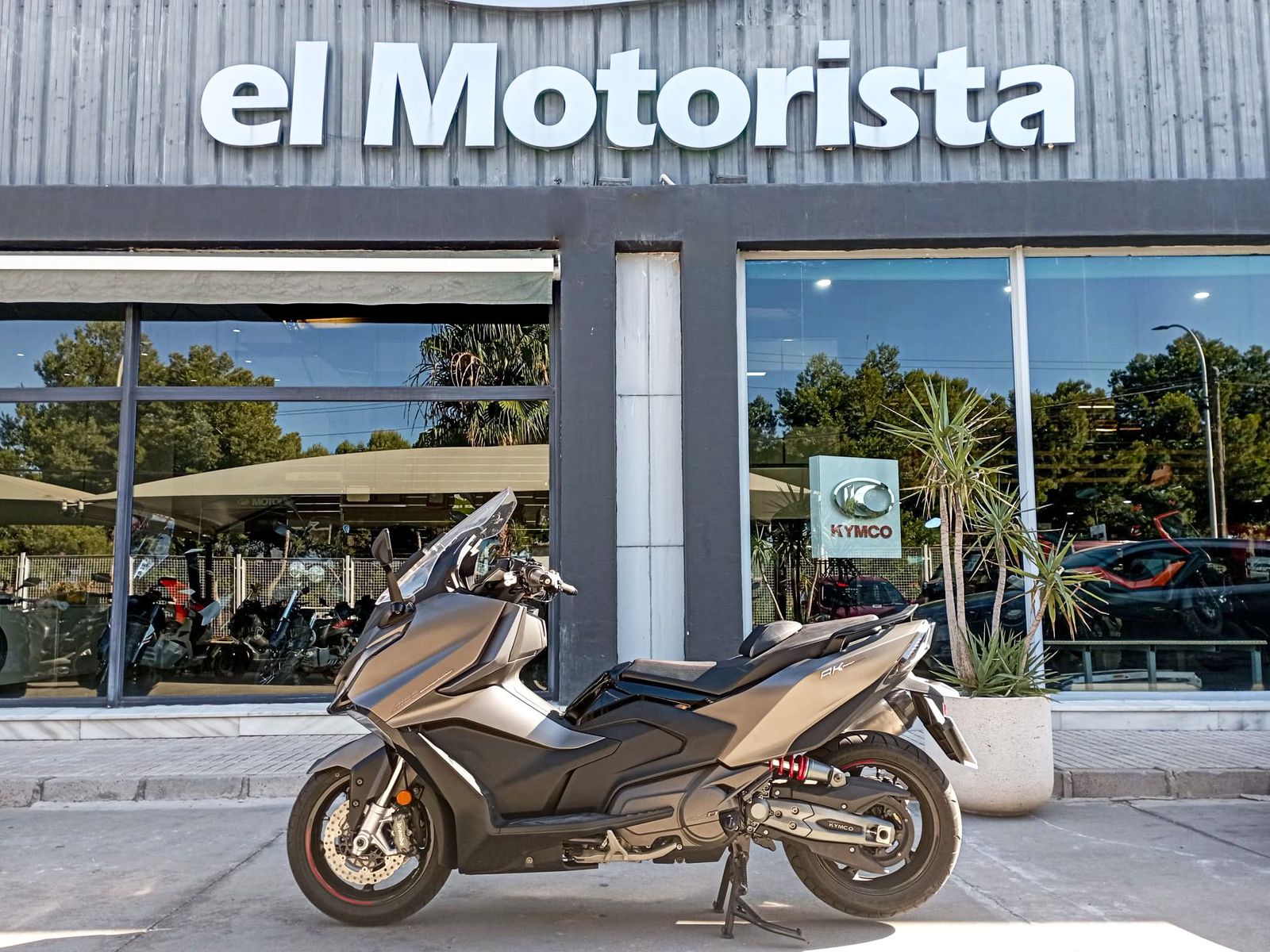 Control intuitivo: panel de control fácil de usar, acceso rápido a funciones esenciales y pantalla informativa