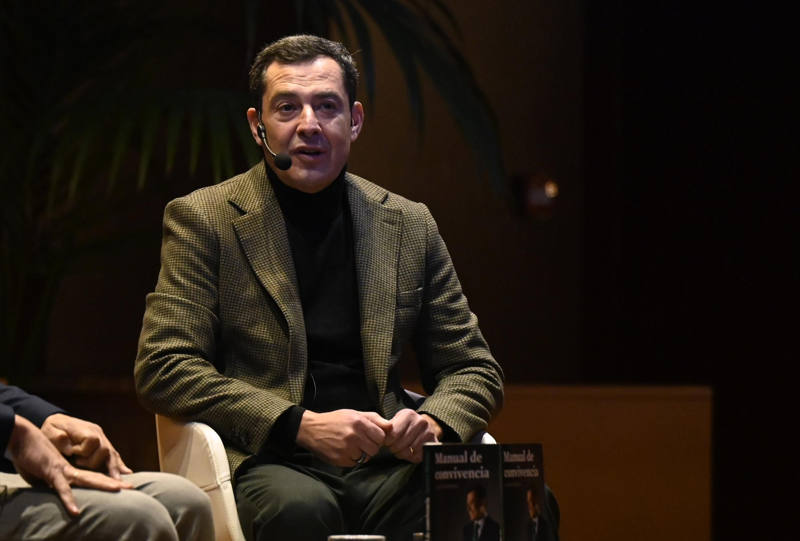 Juanma Moreno presenta en Córdoba su libro 'Manual de convivencia', en imágenes