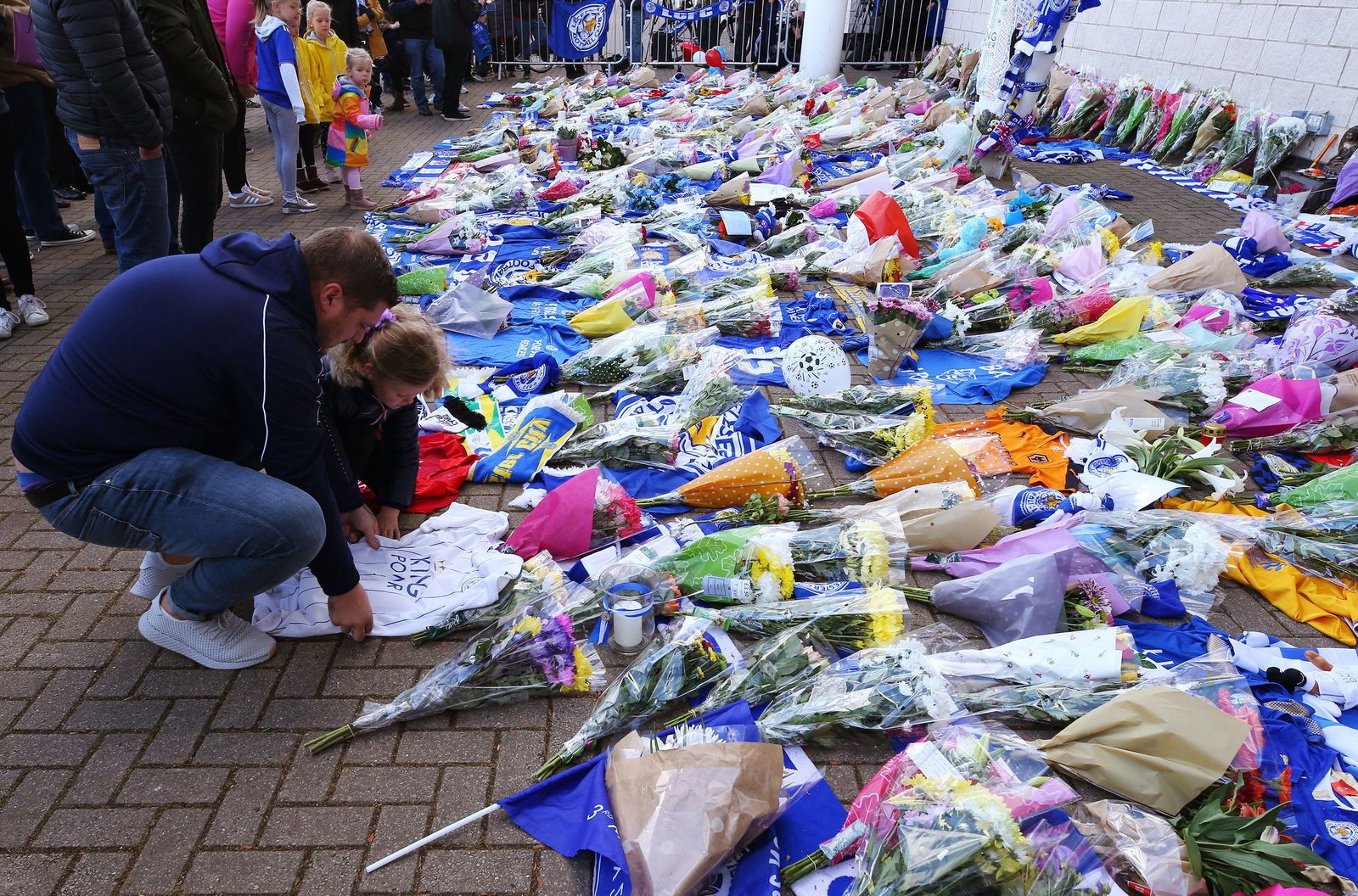 Muestras de condolencia en el estadio del Leicester City