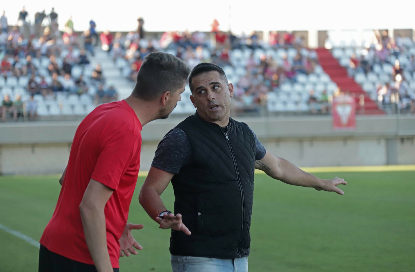 Emilio Fajardo conversa con Berlanga durante el partido ante el Jaén.