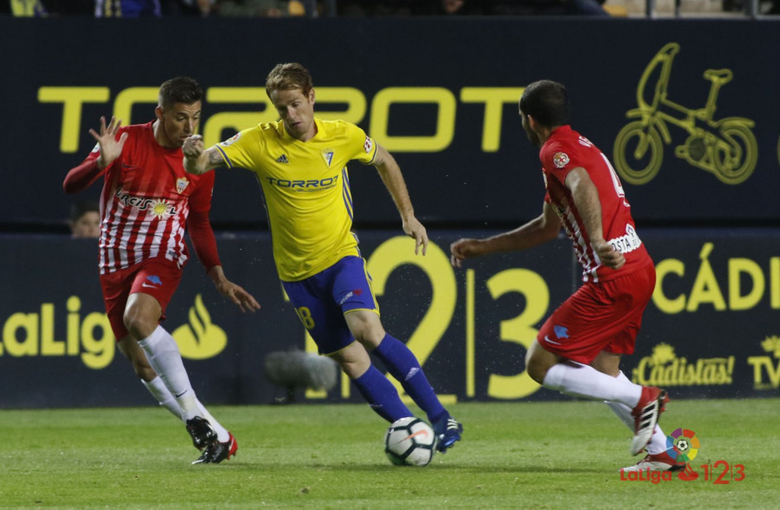 Alcaraz y Verza intentan taponar la incursión de Álex Fernández.