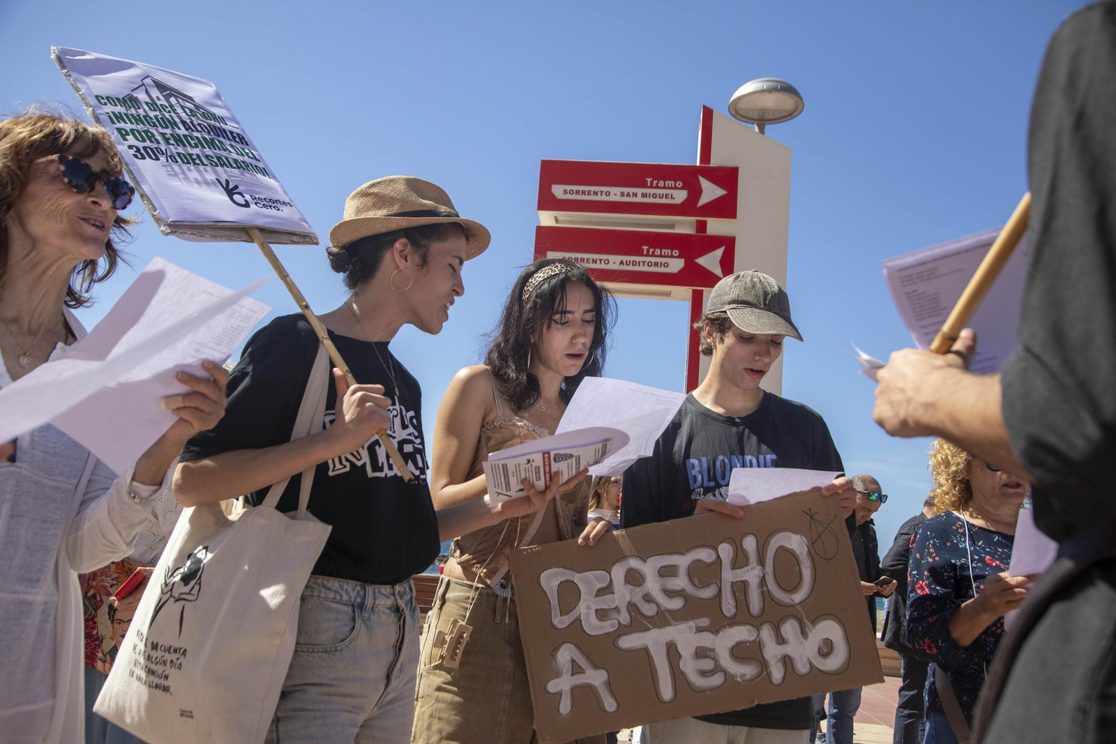 Imágenes de la manifestación en contra del negocio de la vivienda en Almería