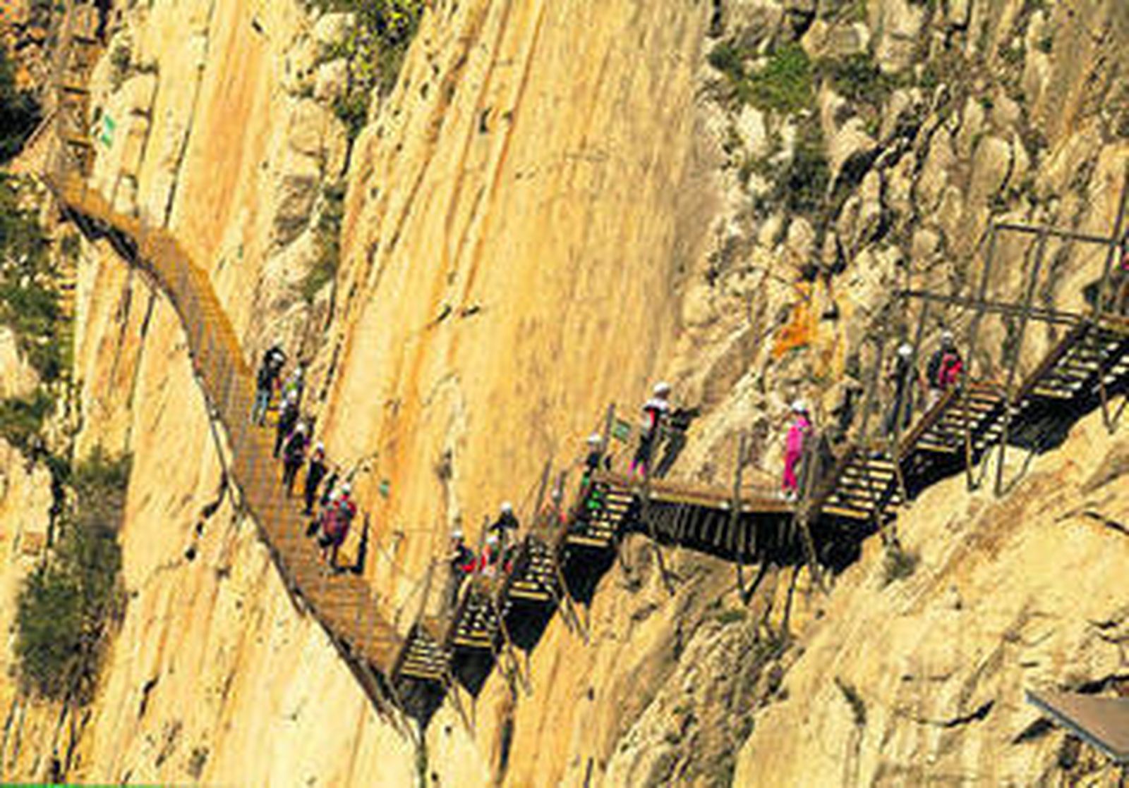 Visitantes recorren el Caminito del Rey en los primeros días de apertura al público el pasado mes de marzo.
