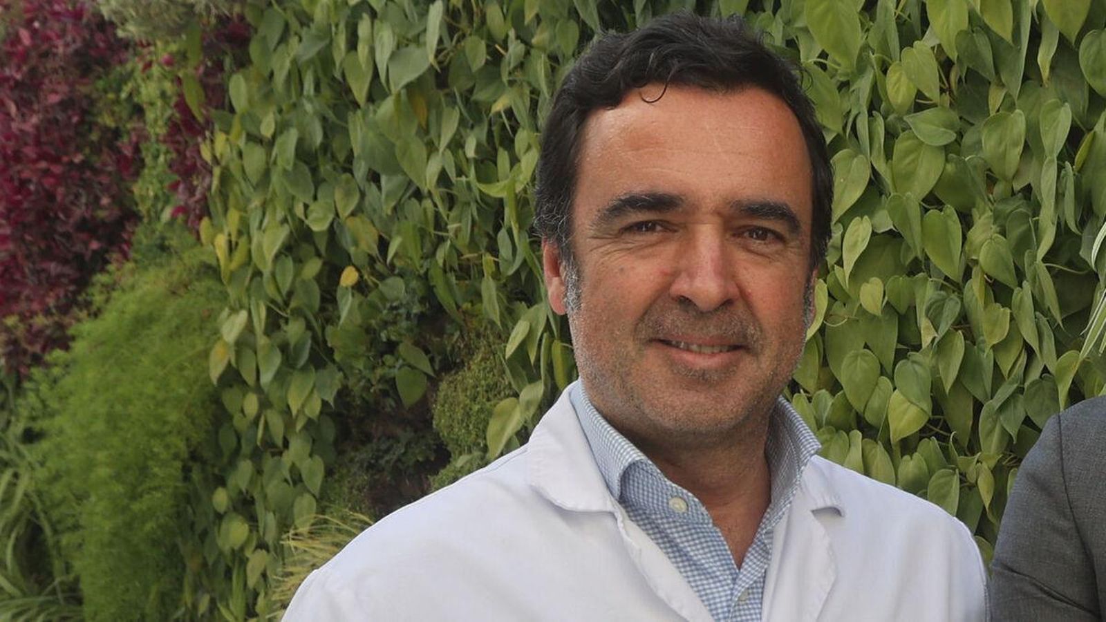 El ginecólogo Adolfo López Gómez, en las instalaciones exteriores del Hospital Quirónsalud Sagrado Corazón.