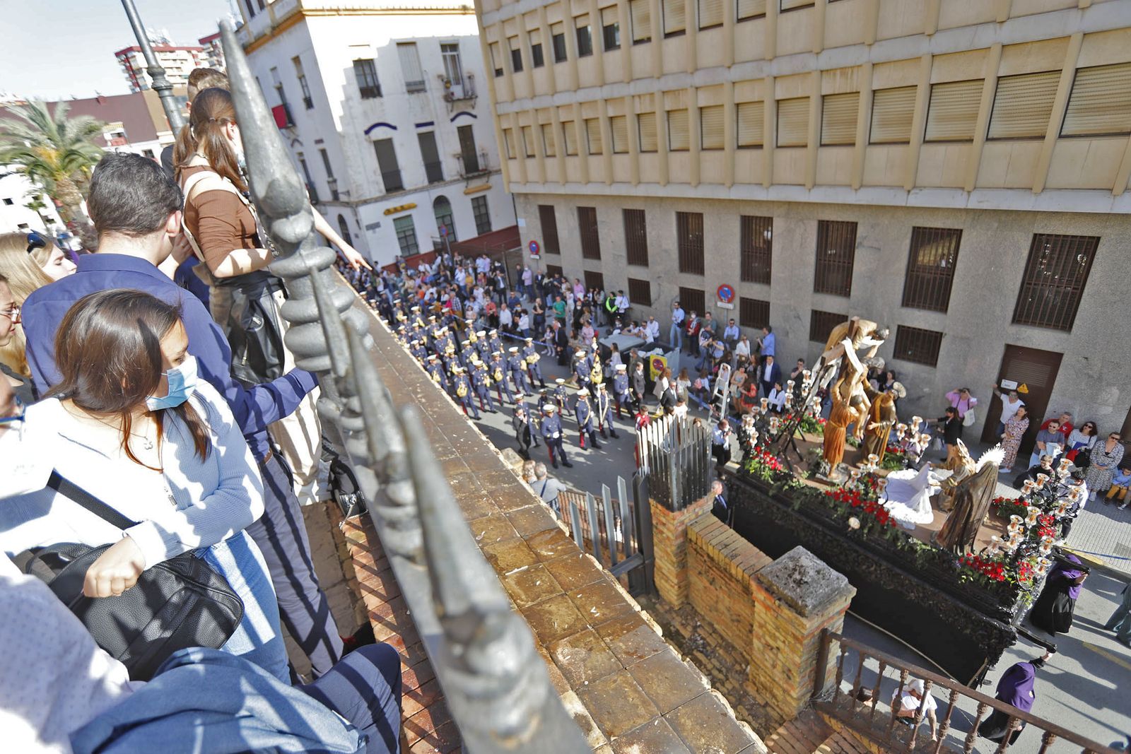 La Hermandad del Descendimiento en su recorrido por las calles de Huelva el Viernes Santo