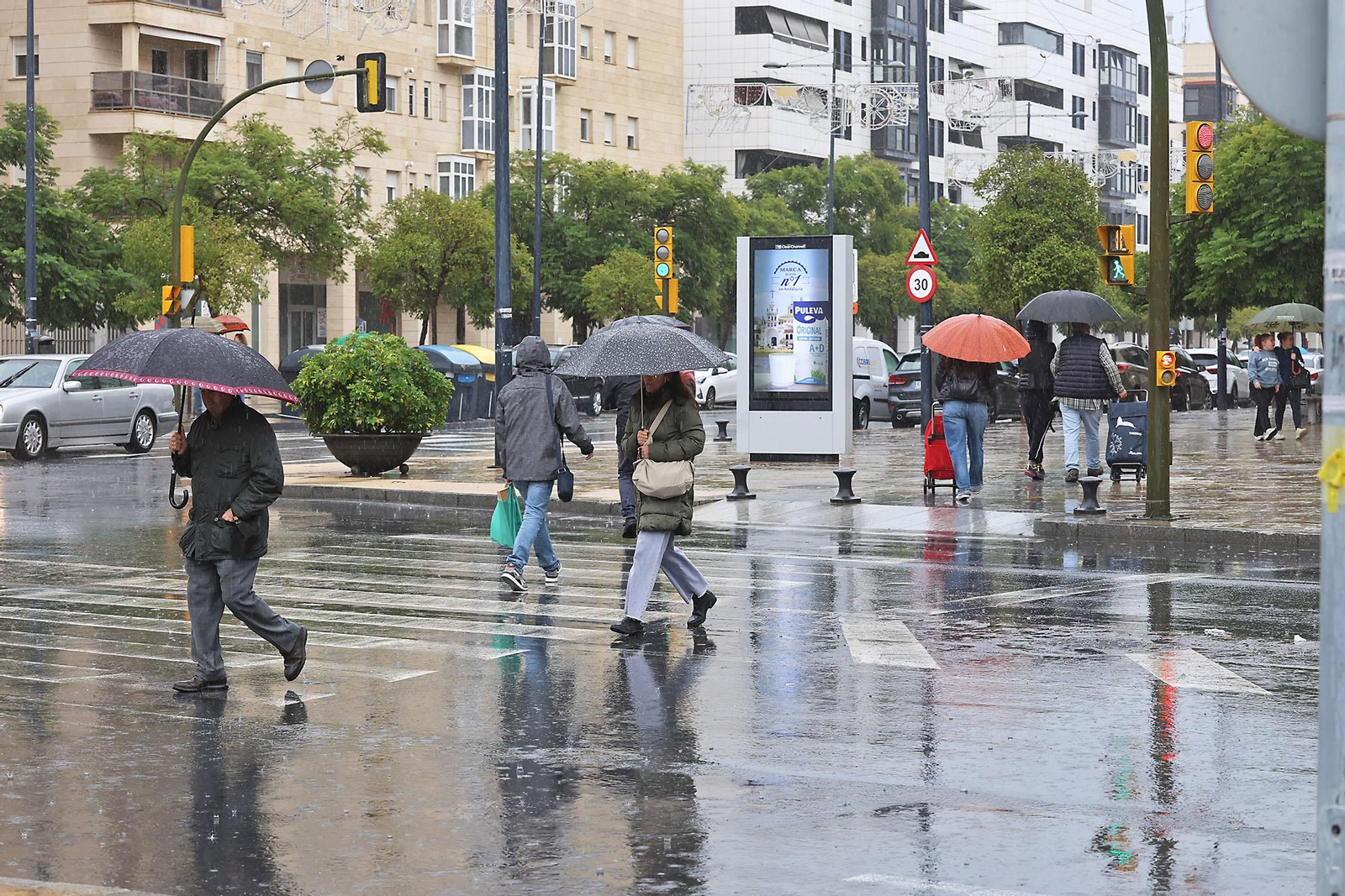 Imágenes de la lluviosa mañana de sábado en Huelva