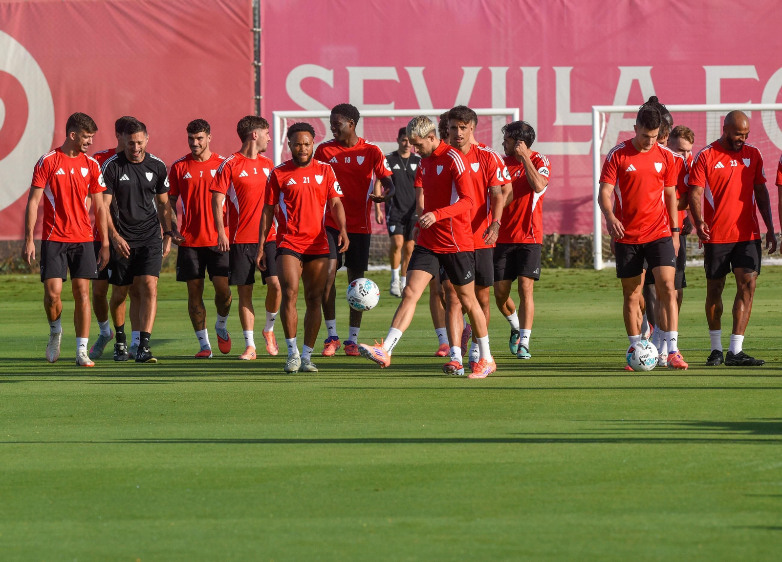 Un grupo de jugadores, entre los que están los que salen de lesión pero aún no van citados, en la ciudad deportiva del Sevilla.