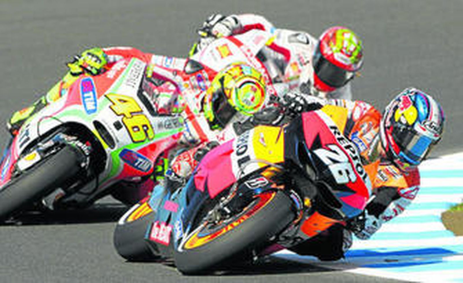 Dani Pedrosa hace un giro en el circuito japonés de Motegi por delante de Valentino Rossi.