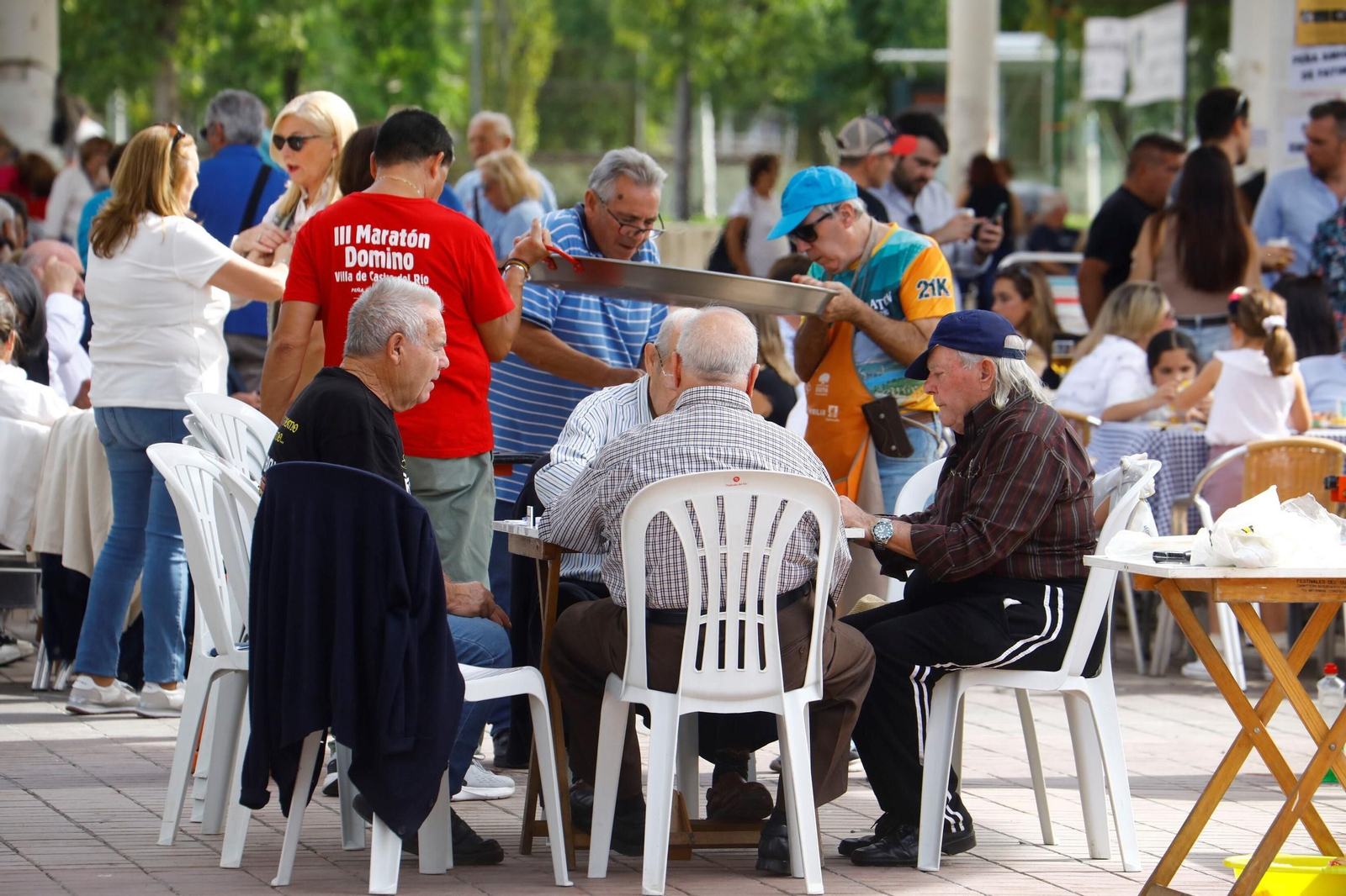 Las peñas celebran su tradicional perol en las Setas, en imágenes