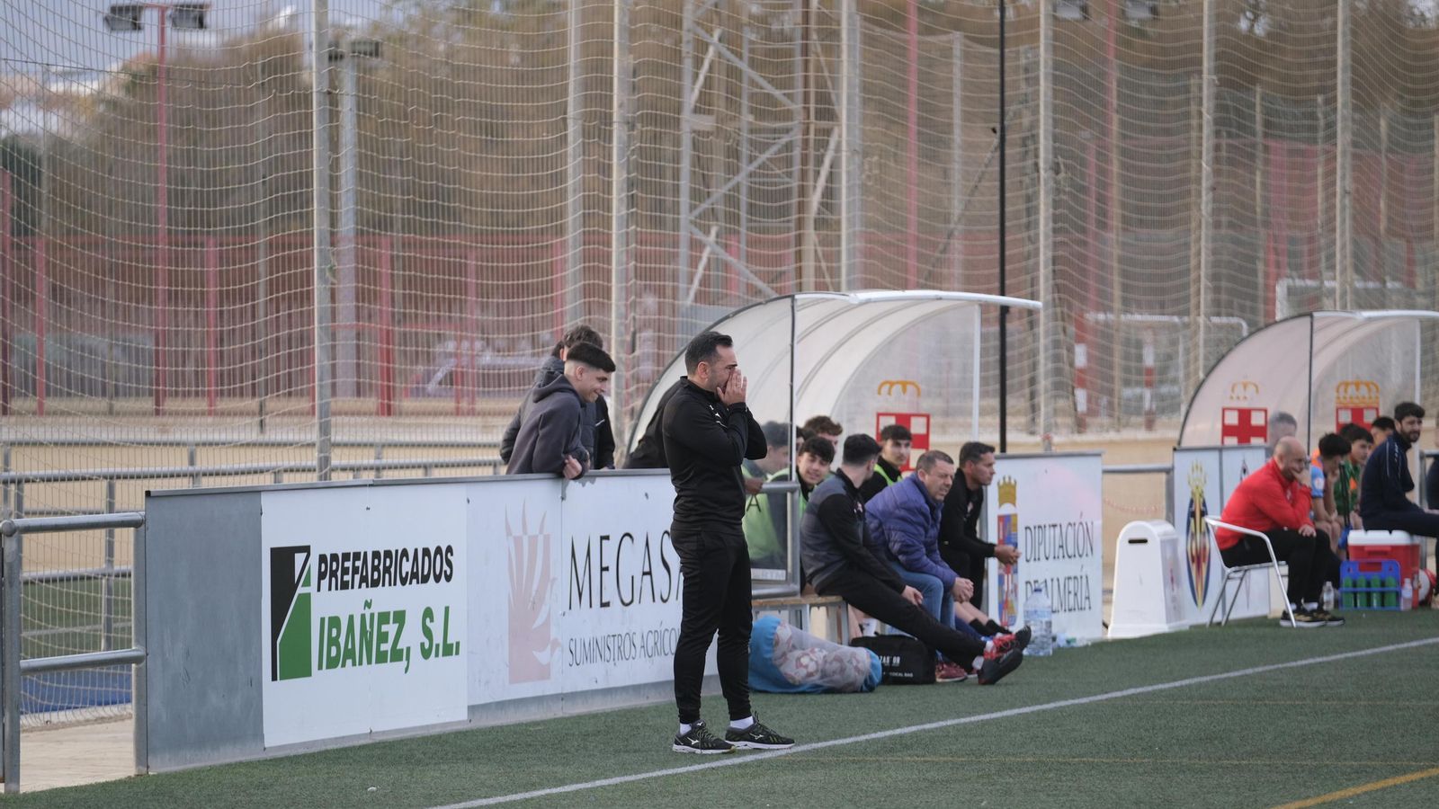 Juan Carlos Zumaquero da órdenes a sus futbolistas durante un partido de este curso.