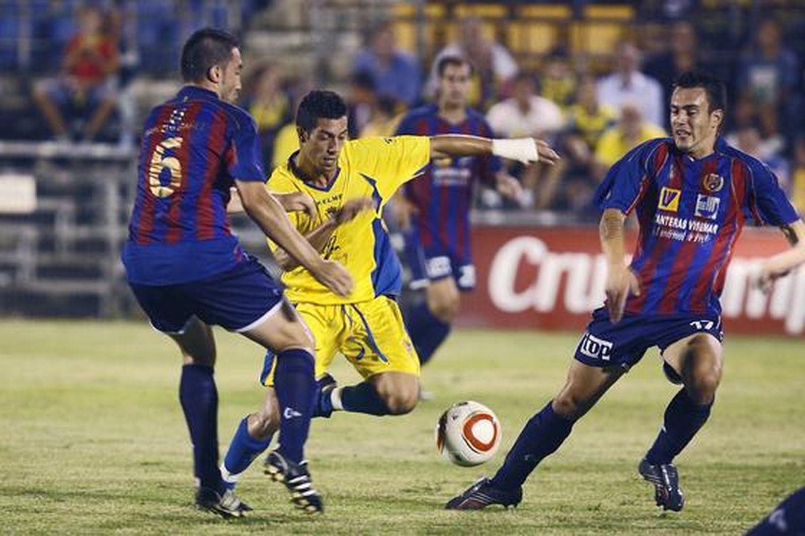 Carlos Caballero intenta colarse entre dos zagueros del Yeclano. 

Foto: Joaquin Pino