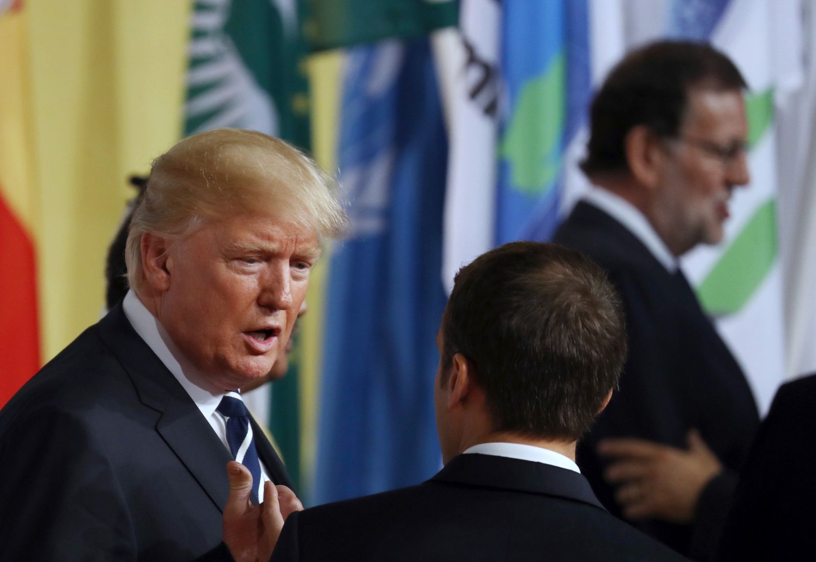 Dondal Trump, con Mariano Rajoy al fondo