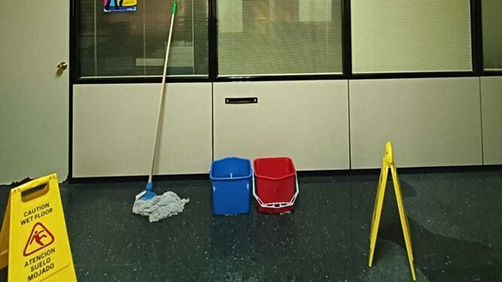 Una imagen del interior de la Jefatura, con cubos y fregonas en las dependencias, afectadas por la lluvia.