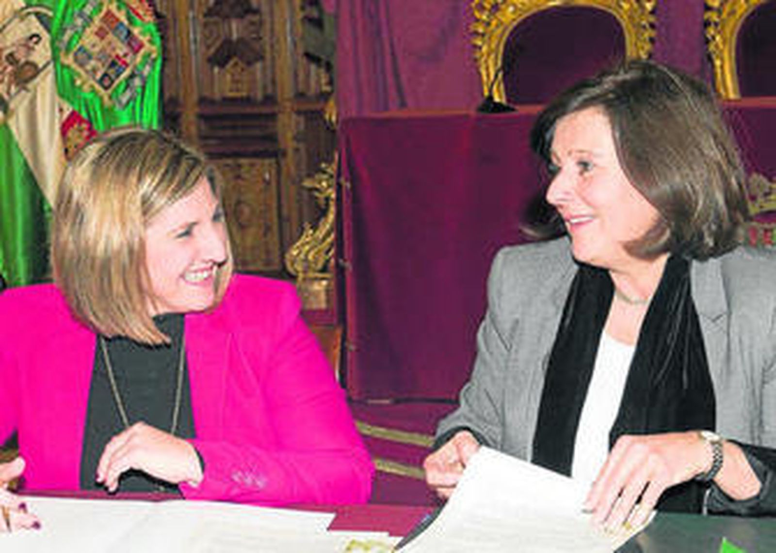 Irene García y María José Sánchez durante la firma del convenio.