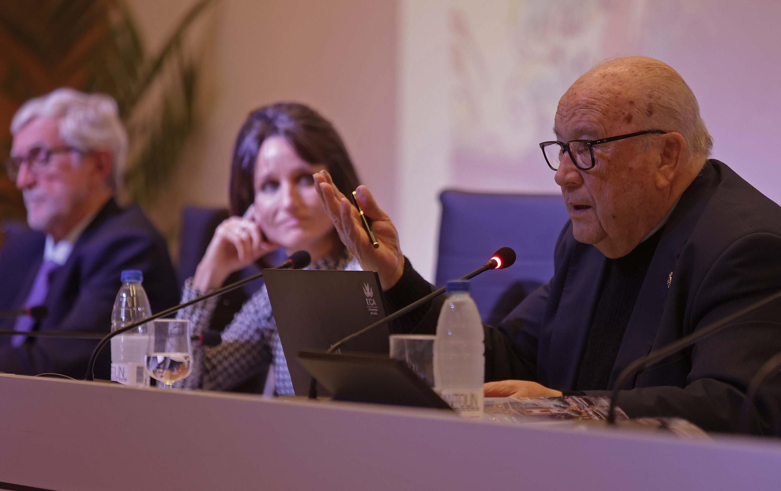 Alberto Pérez de Vargas, en Algeciras, el pasado 4 de diciembre, junto a Paloma Cubillas y Juan Ignacio de Vicente, en la UCA.