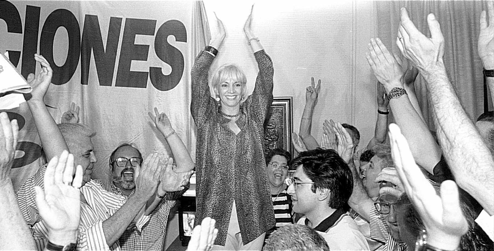 Teófila Martínez en 1995, tras conocer su primer triunfo electoral que le llevó a la alcaldía de Cádiz