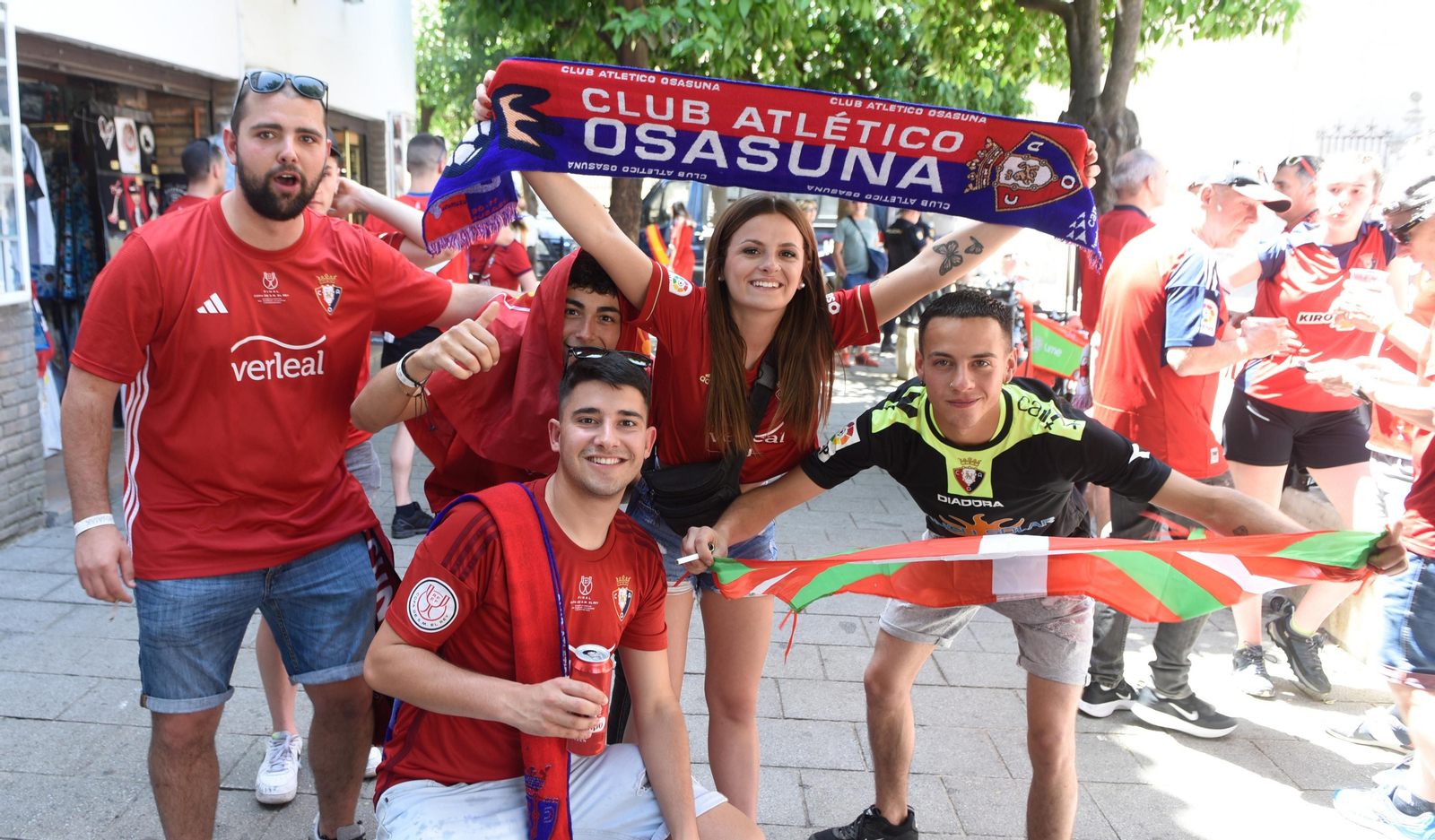 Búscate en la galería gráfica de las aficiones de Osasuna y Real Madrid en Sevilla