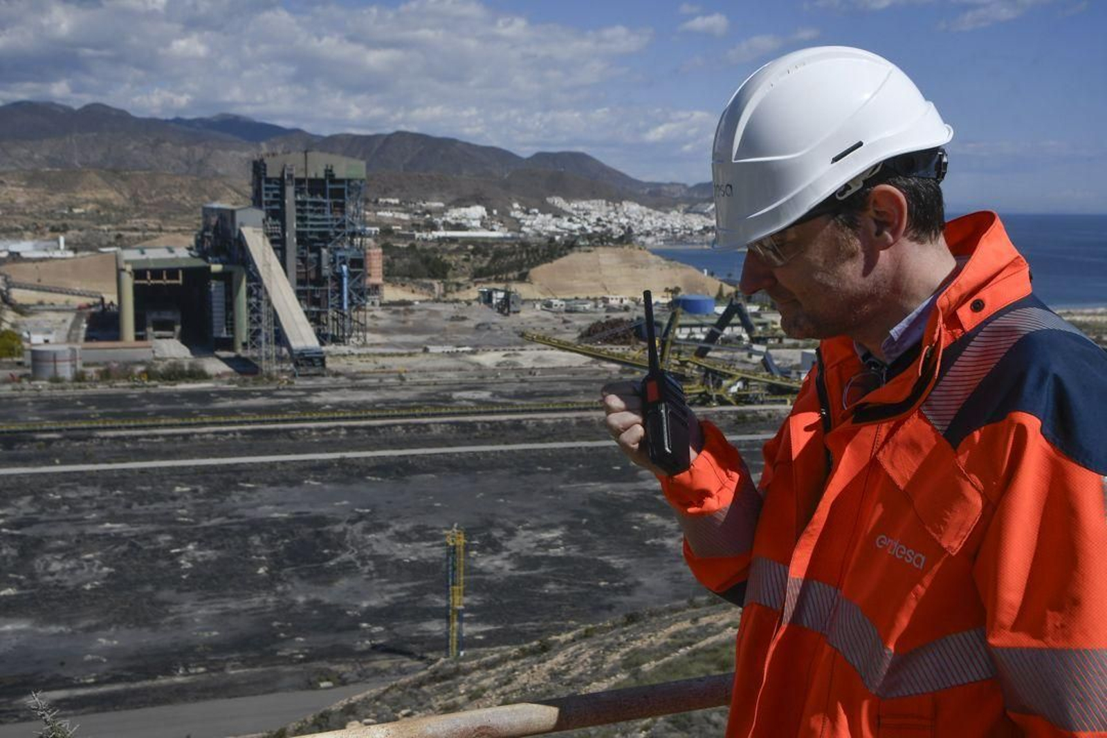 Voladura de la caldera de la central térmica Litoral de Carboneras, en Almería, en marzo de este año.