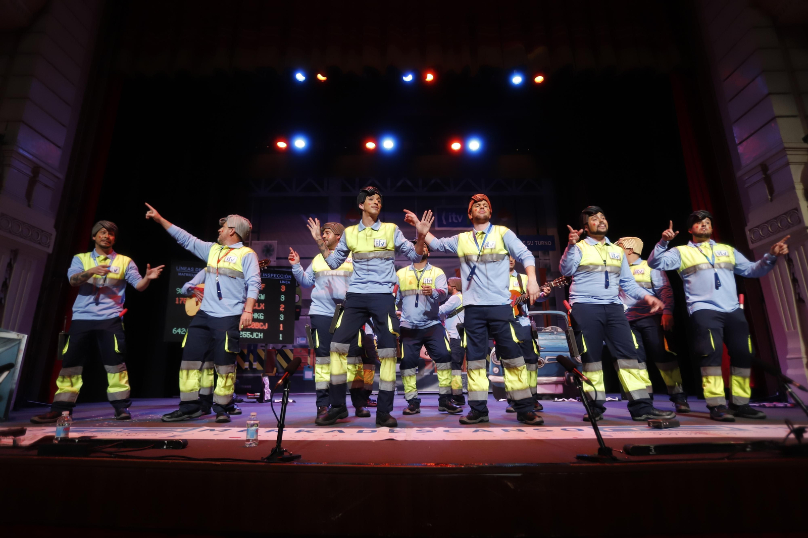 Imágenes de la actuación de la murga de Los Palacios y Villafranca Aquí no pasa ni Dios en el Carnaval Colombino