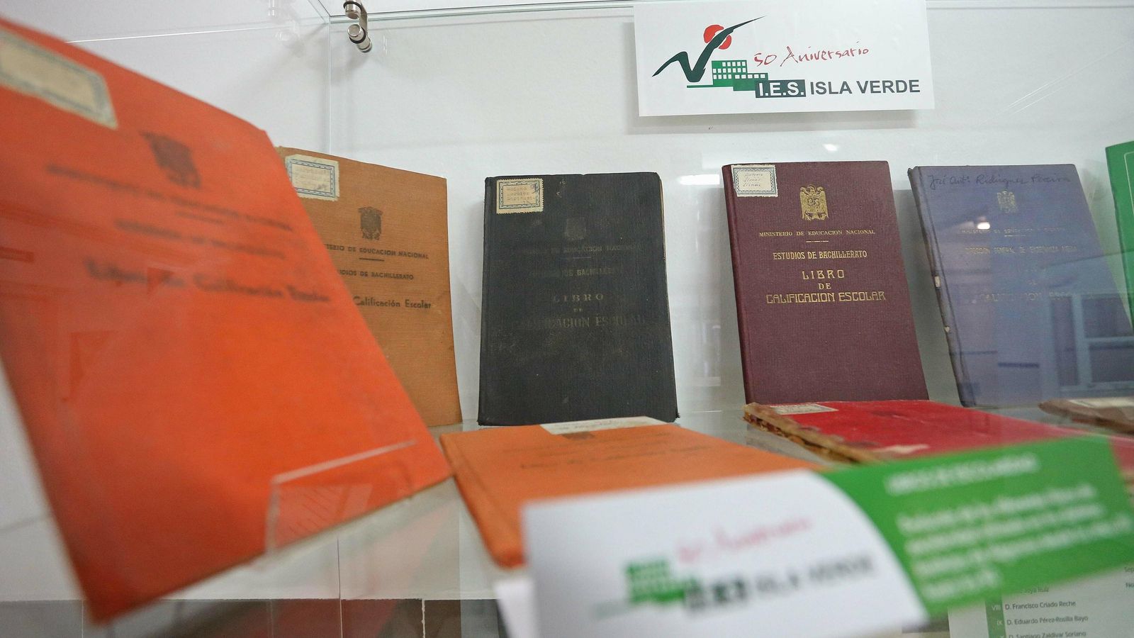 Antiguos archivos, en exposición en el IES Isla Verde