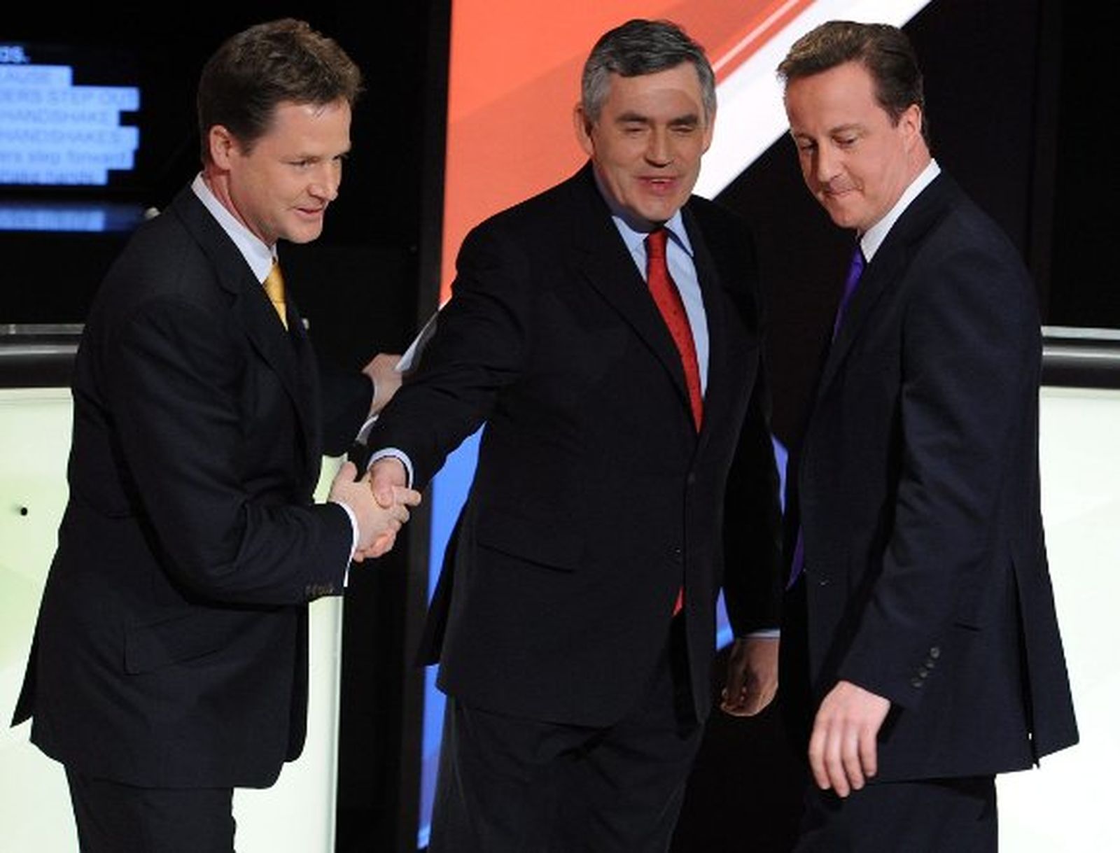 Brown y Cameron no pueden tumbar a Clegg