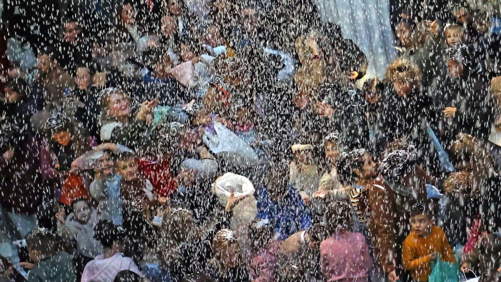 Asistentes ayer a la nevada de Los Cisnes.