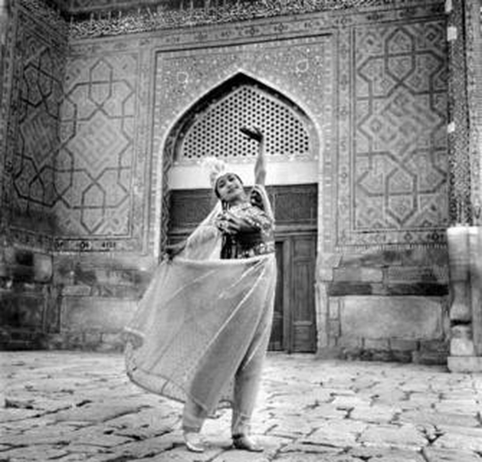 Sharq Taronalari visitará la Fundación Tres Culturas, donde bailará danzas de Samarcanda.