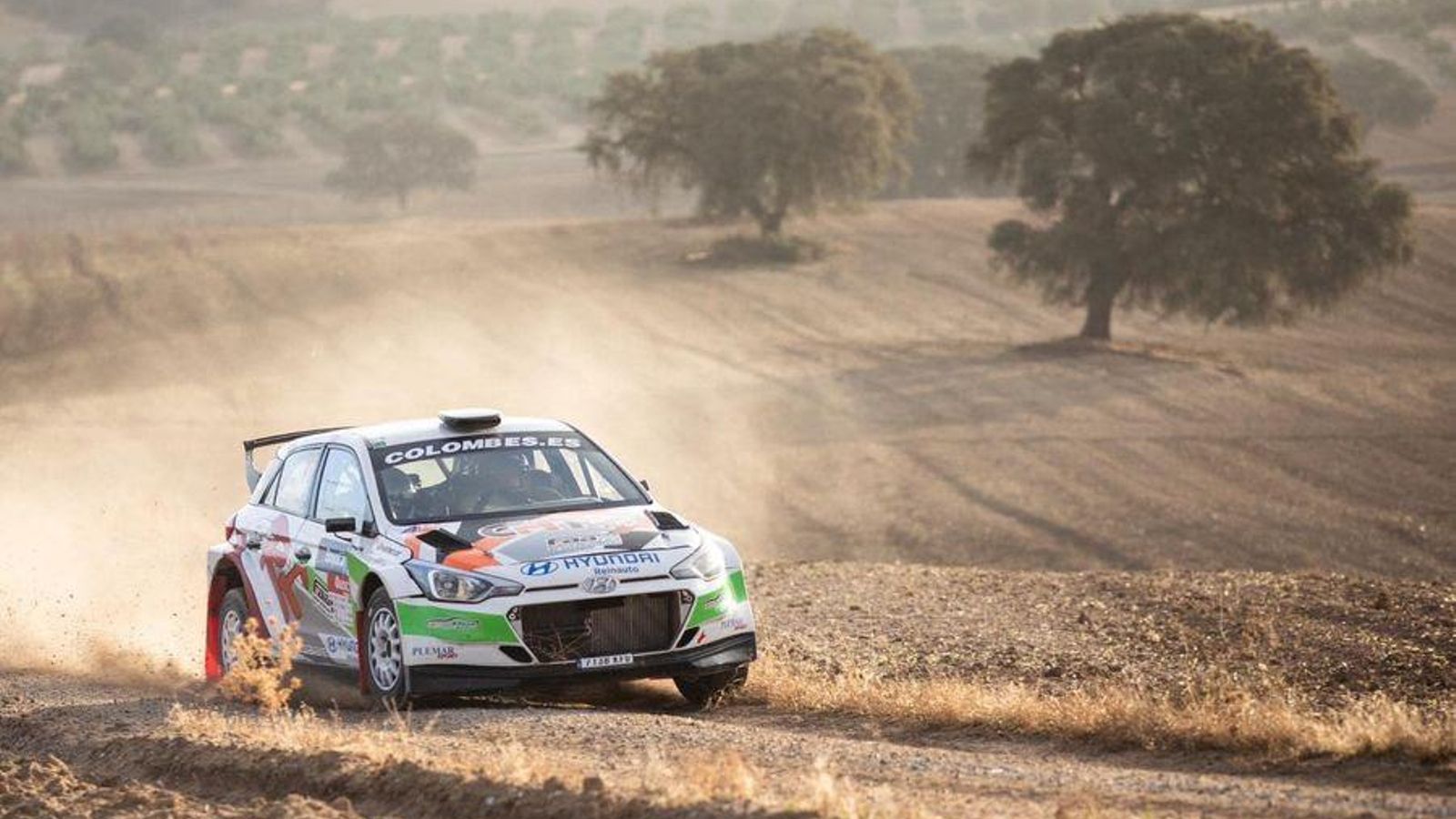 Uno de los participantes de la prueba a su paso con su vehículo por uno de los tramos.