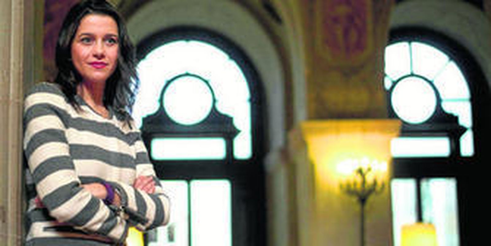 Inés Arrimadas, líder de Ciudadanos en Cataluña, ayer en los pasillos del 'Parlament'.