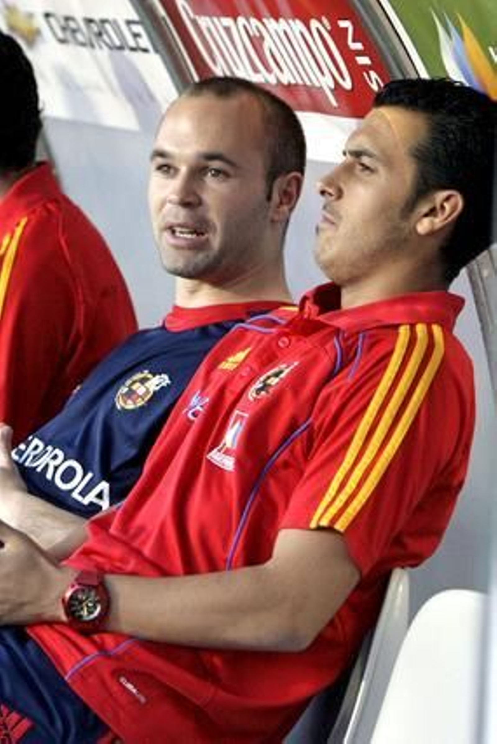 Iniesta y Pedro conversan en el banquillo. / EFE