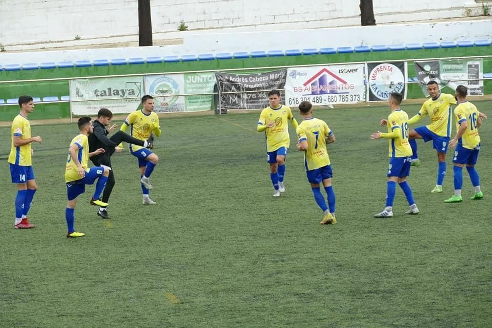Los jugadores del Conil calientan, en una imagen de archivo.