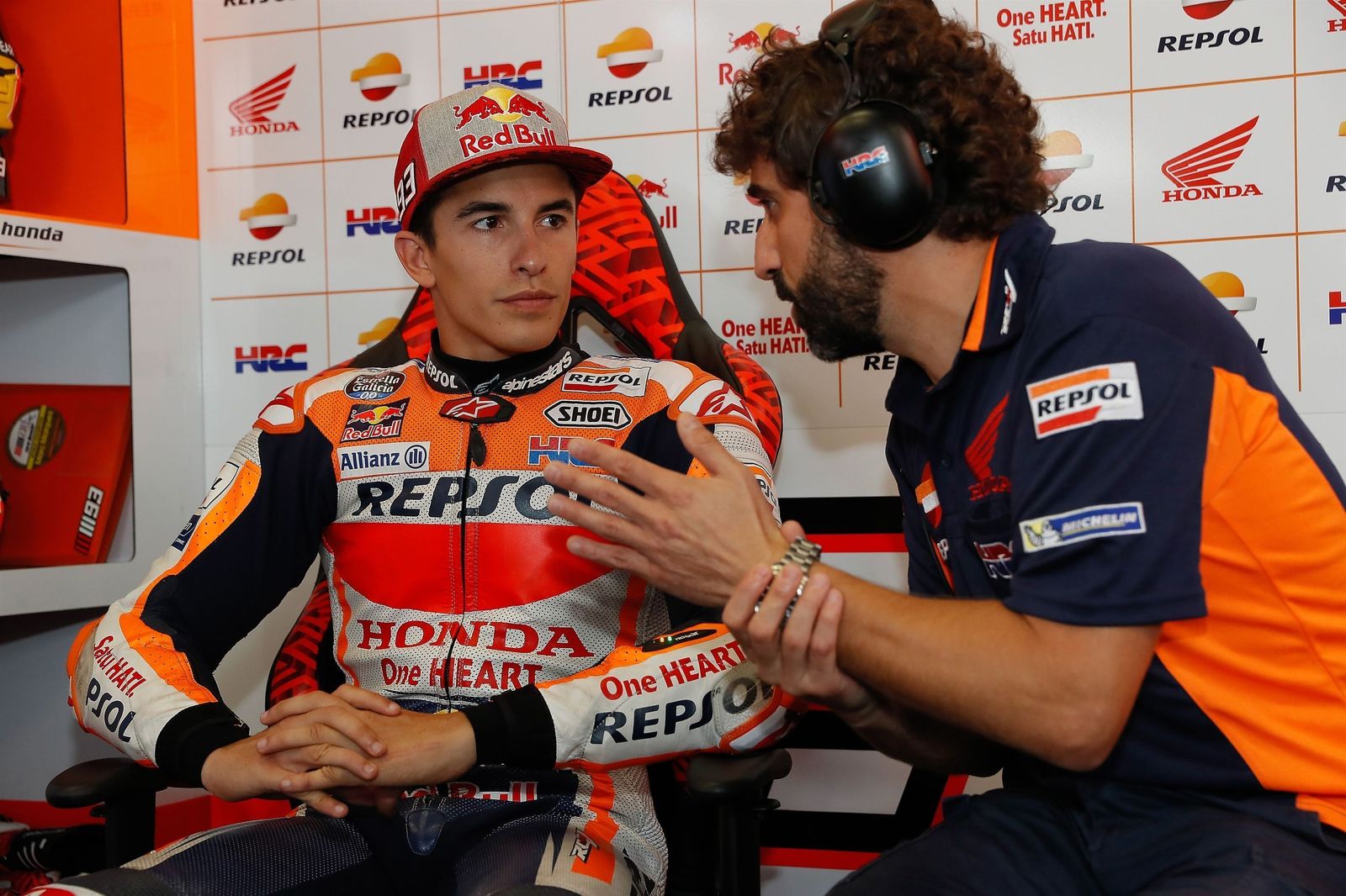 Marc Márquez conversa en el 'box' con uno de sus ingenieros.