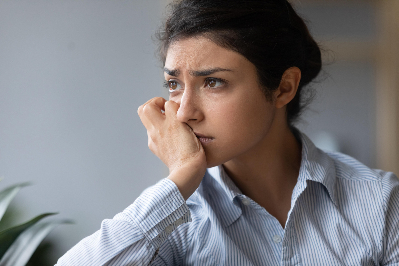 Una mujer pensativa.