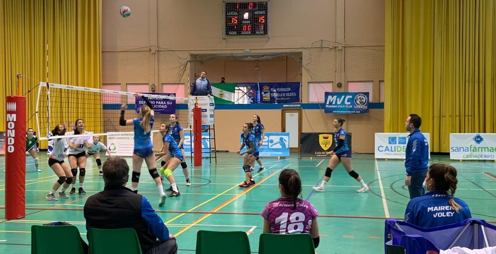 Las jugadoras del Mairena Voley, en una acción de ataque en el segundo set.