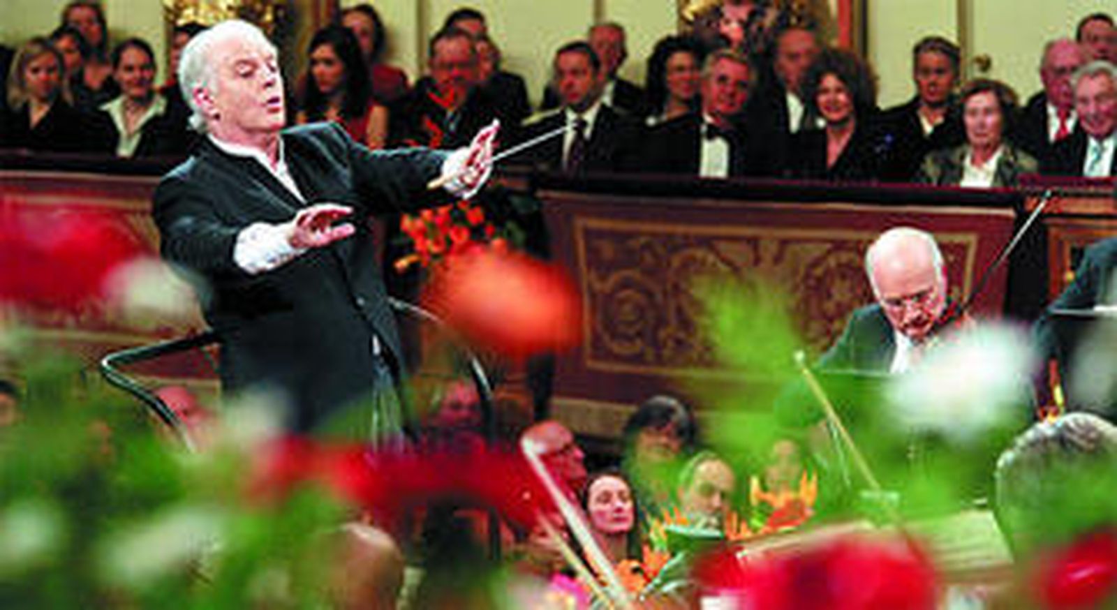 El director Daniel Barenboim, al frente del concierto.