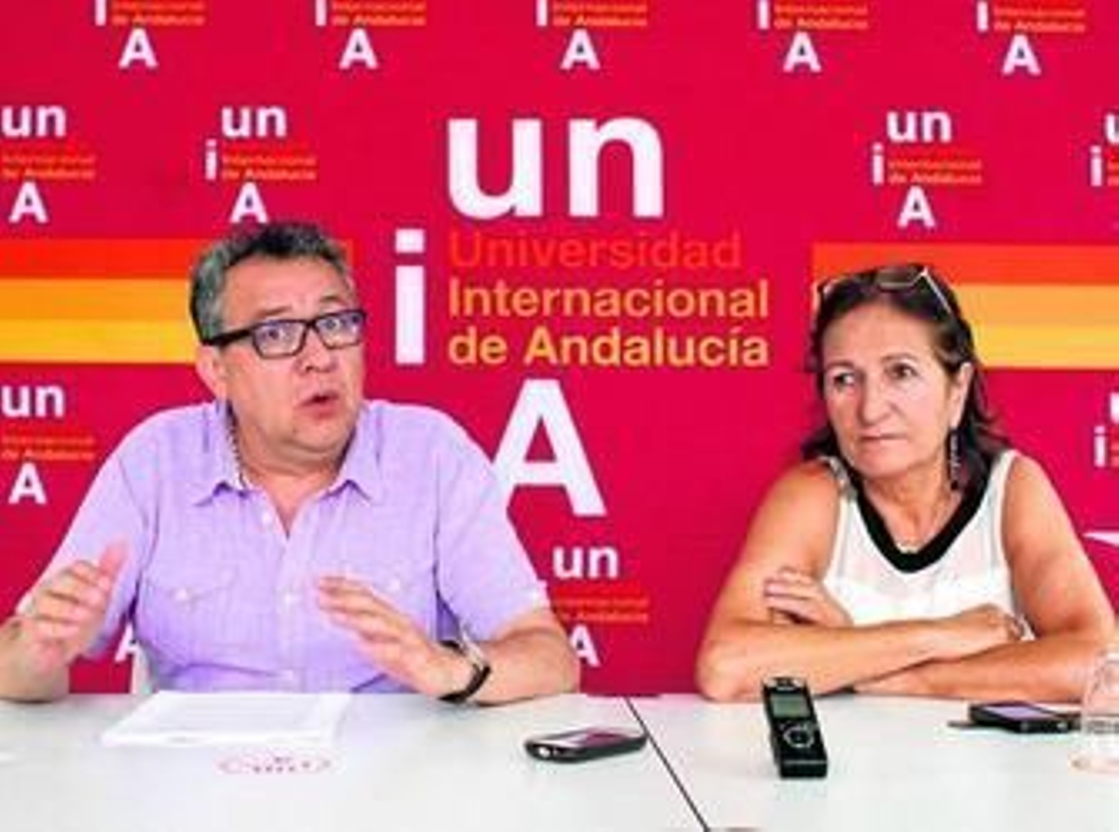 Manuel Díaz Olalla y Pilar Estébanez, ayer, durante la presentación del curso de verano en la hemeroteca de la UNIA.